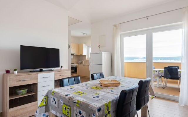 Simplistic Apartment in Neviđane near Sea Beach