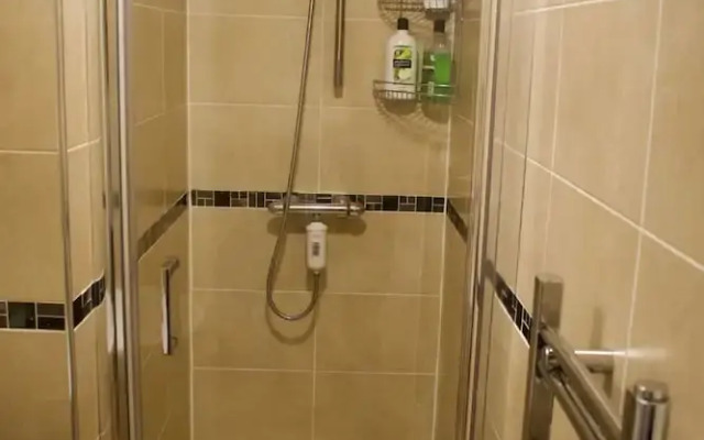 Central & Comfortable Flat - Sleeps 4