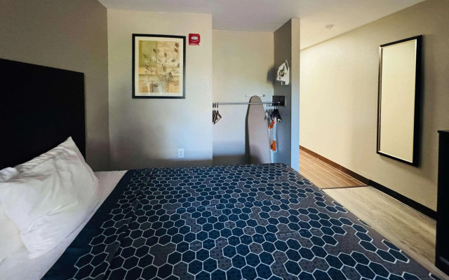 Econo Lodge Inn & Suites