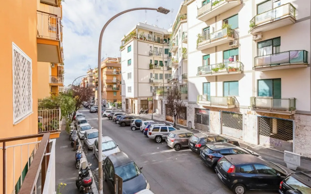 Cozy 2-Bedroom Flat with Balcony