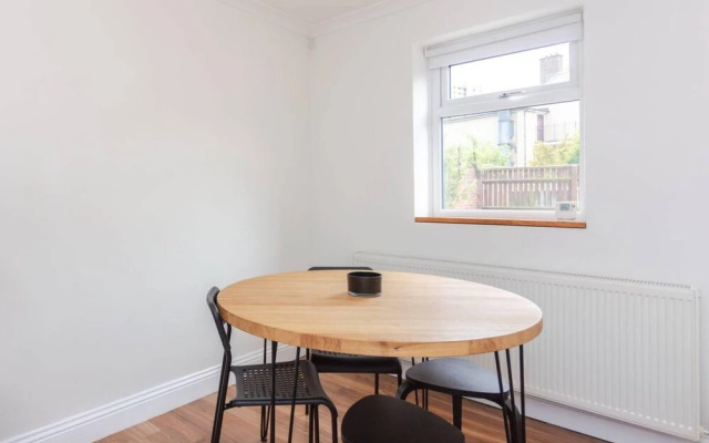 Bright 2 Bedroom House in Stratford With Garden