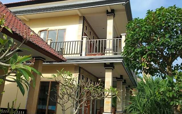 Yogi Beach Bungalow & Restaurant Lembongan
