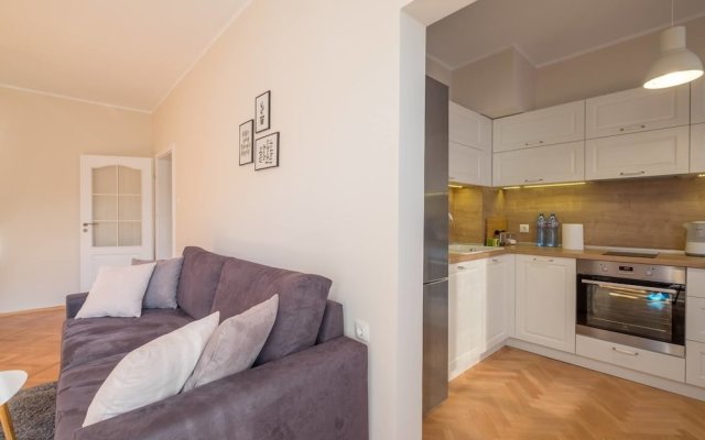 FM Deluxe 2-BDR Apartment with Balcony - Zaimov Park