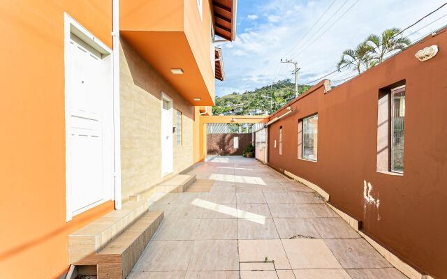 Apto com varanda a 3 min da UFSC RAF005