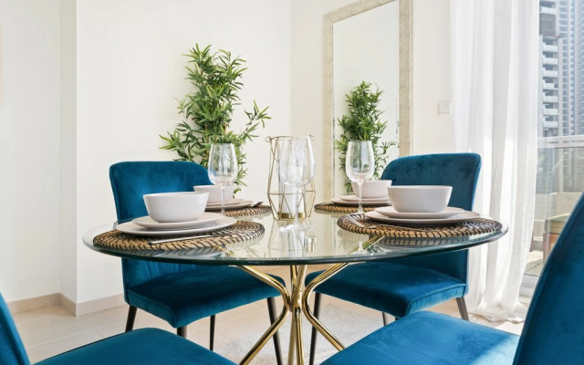 Monty - Stylish Apartment with Partial Burj Khalifa View