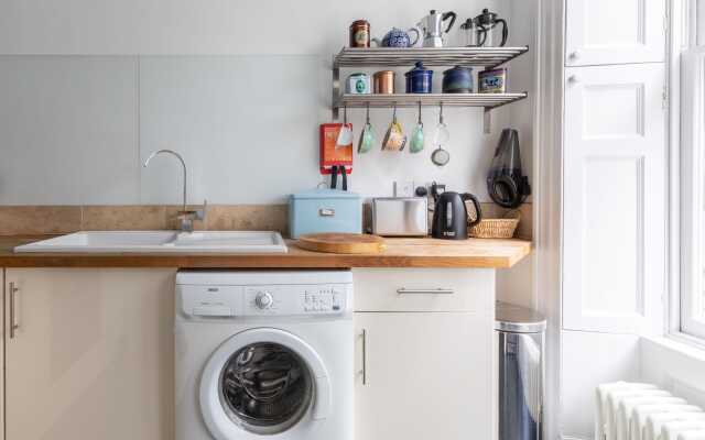 Spacious, Light-filled Period Apartment - Central Bath