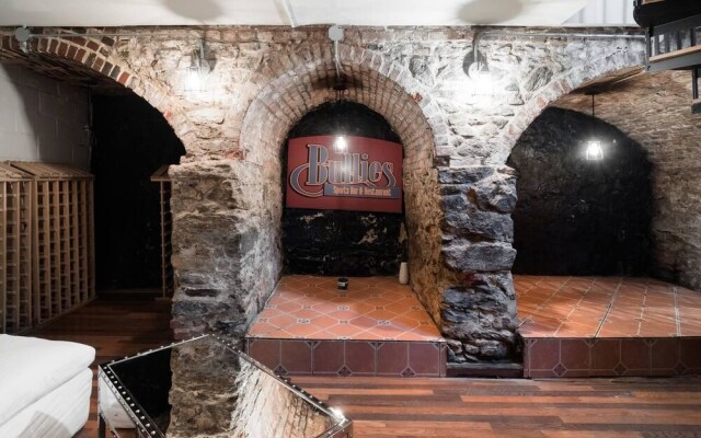 Million-dollar Celebrity Mansion in Old City