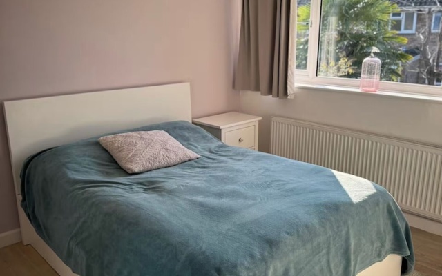 House - Sleeps 6 - Private Garden & Parking