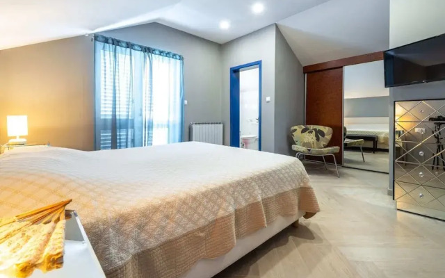 Villa Piano - Four Bedroom Villa With Terrace and Swimming Pool