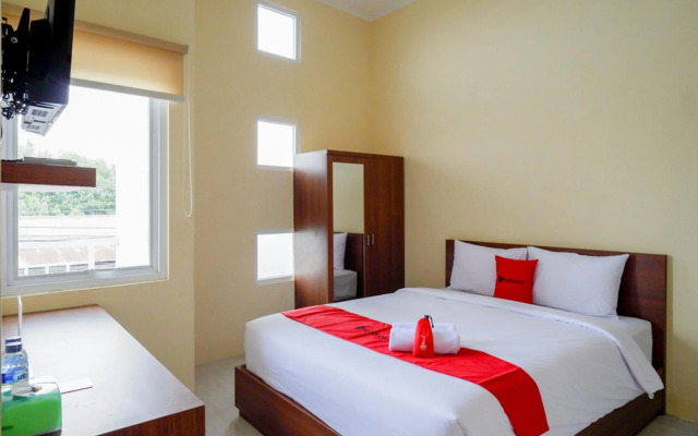 RedDoorz near Graha Saba Buana Solo