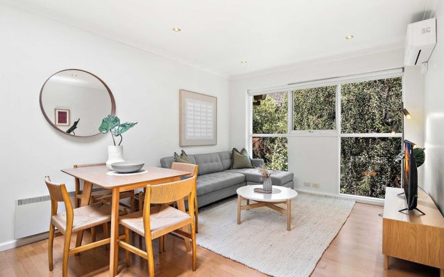 Bright 2-bed Apartment in South Yarra – Guest Rooms – Melbourne