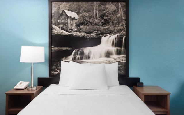 Super 8 by Wyndham McHenry/Fox Lake Area