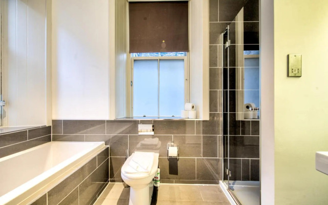 Sumptuous 2BR Apt Next To Edinburgh Castle!