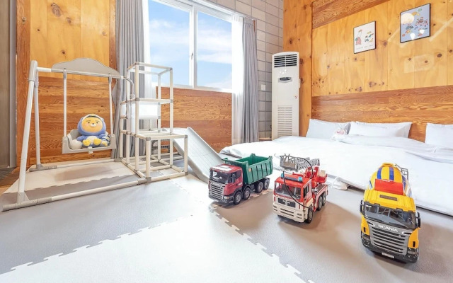 Yeosu Hi Mom Kids Family Pension Black