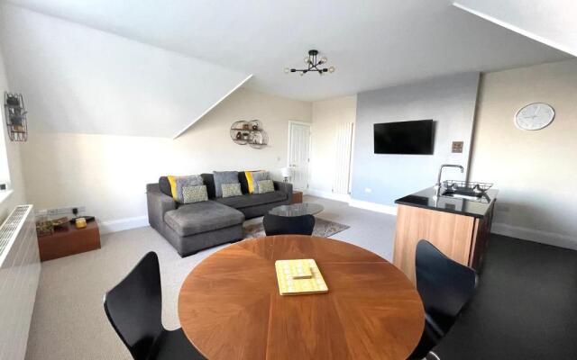 Regal Retreat Modern 2 bed apartment 400m from sea