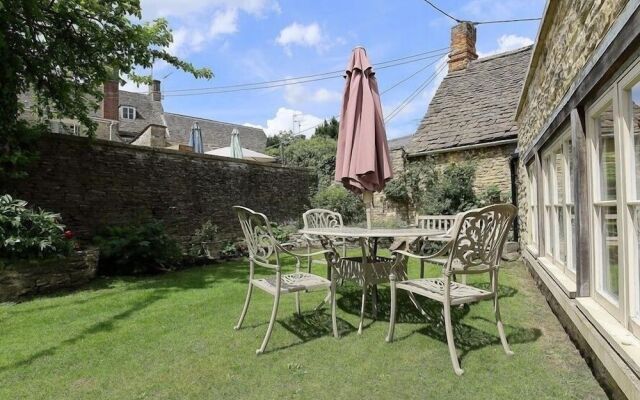 Coach House Burford, Burford