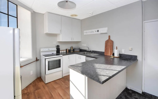 The Port Chalmers Heritage suite 2 Bdrm – Kitchen – Port Chalmers