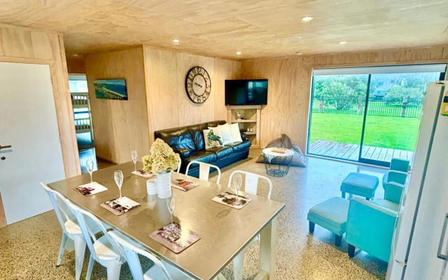 Black Beauty Retreat - Matarangi Holiday Home