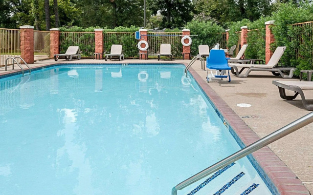 Quality Suites Sulphur