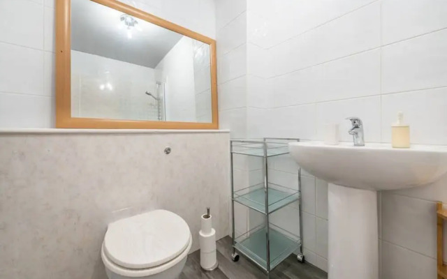 Roseangle - Spacious Family Apartment With South Facing Garden
