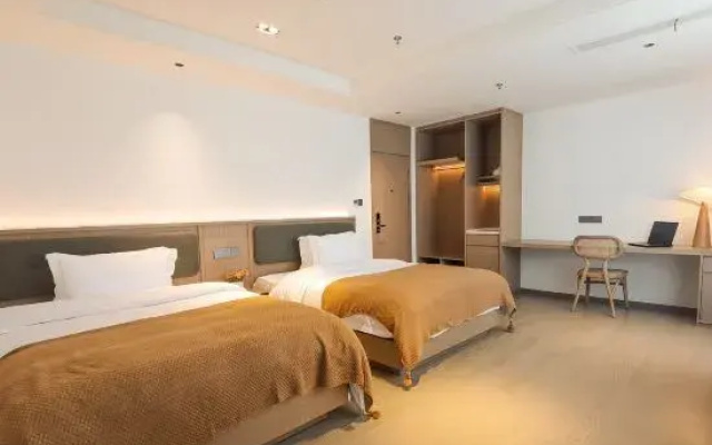 Taihu Qianxi Ju · Hideaway Streamside Secret Realm · Pool Garden Resort Inn