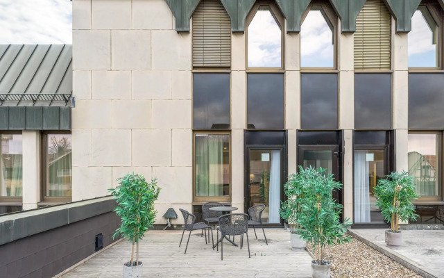 BRIGHT: Stylish & Central - Kitchen - Netflix