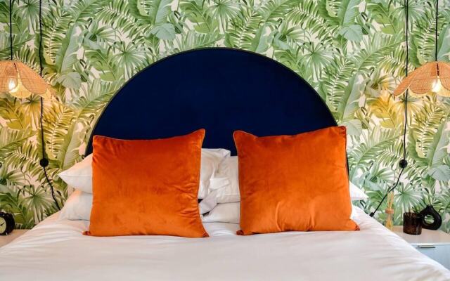 House - Sleeps up to 9 & Free Parking