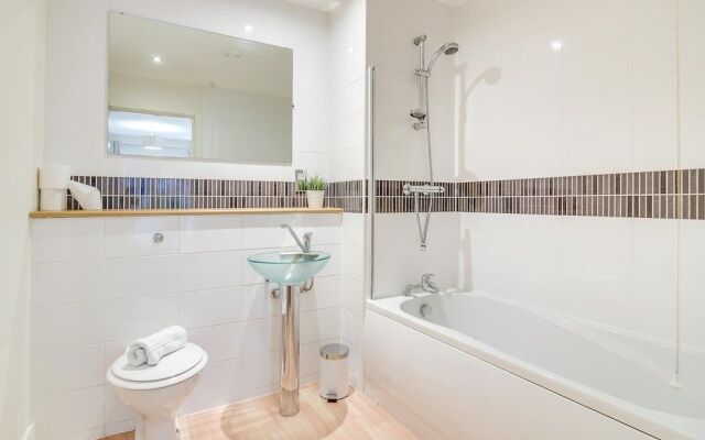 Free Parking Two Bedroom Apartment