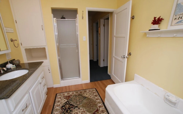 Belvue Lane 68129 by RedAwning