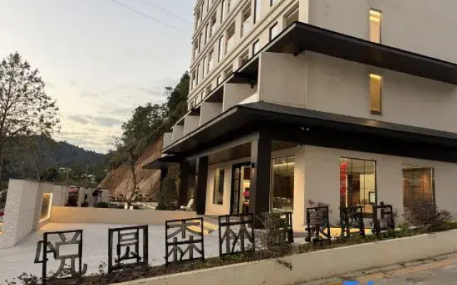 Jiuheyueyuan Wenquan Forest Resort Hotel