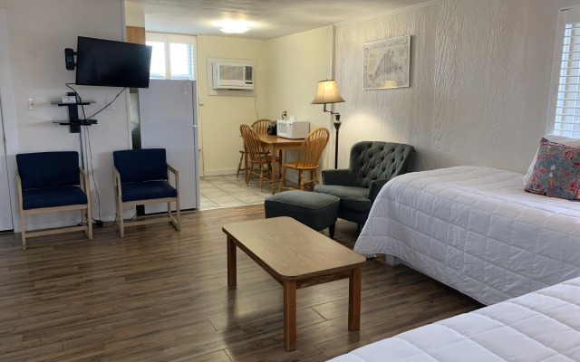 Vineyard Harbor Motel - Private Beach