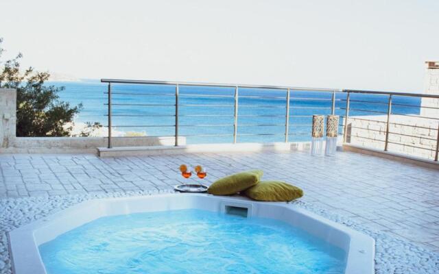 Private luxury 3bdrm Villa - Walk to beach