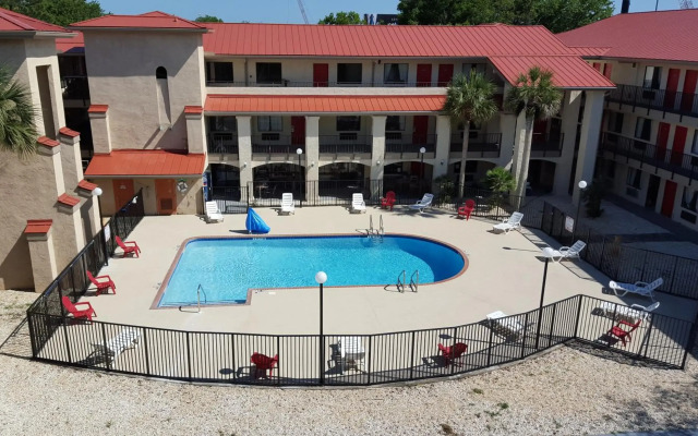 Tricove Inn & Suites