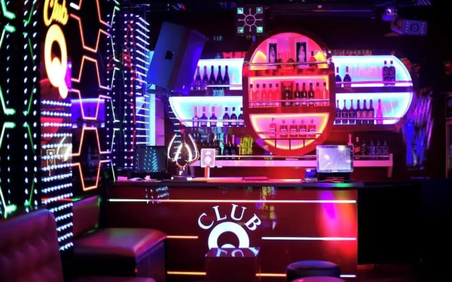 Q Nuts Lounge And Suites