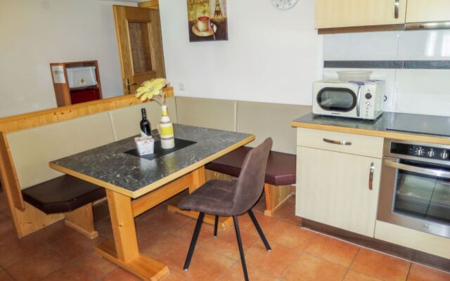 Sesselebenerhof 12821