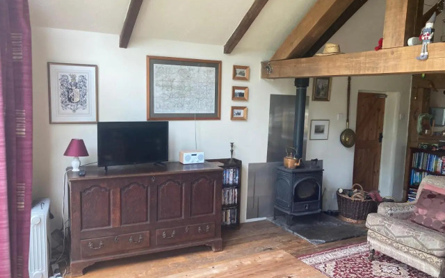 Little Pentre Barn with seasonal Swimming Pool