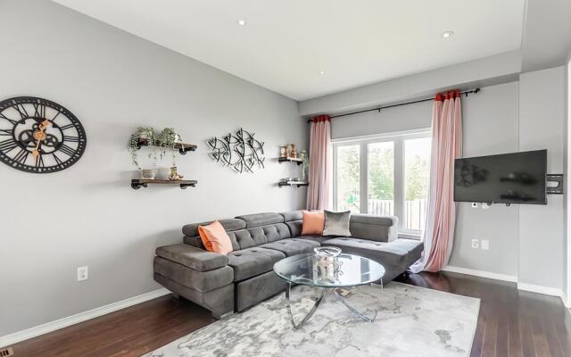 Unique Townhome Private HOT TUB Gym Sauna BBQ Playground Garage