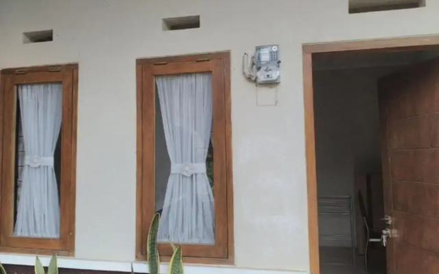 Nabila Syar i Guesthouse by ZUZU