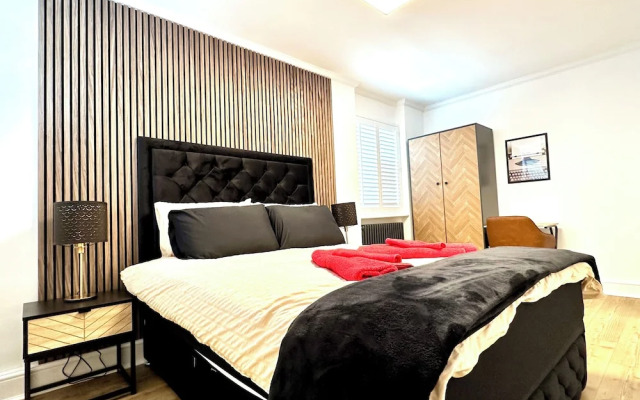 Newly Refurbished 3 bed Flat , Free Parking