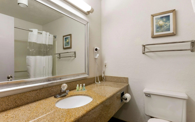 Quality Inn Alexis Rd