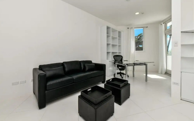 Ocean Front 7-bedroom 7-bath Sunset Views Malmok!