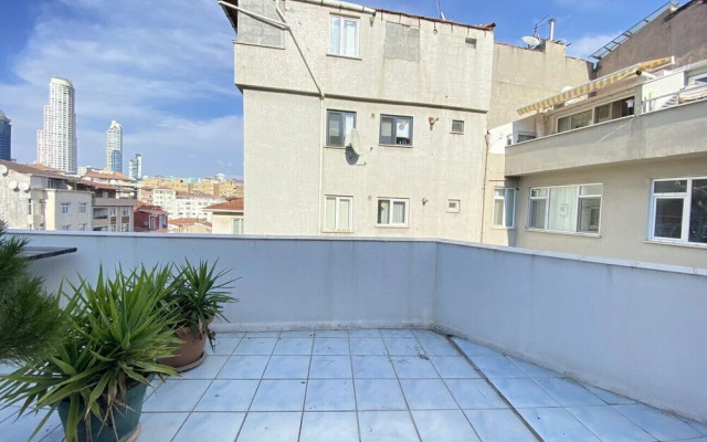 Central Flat With Balcony and Terrace in Sisli