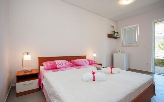 Apartments & Rooms Mikelin