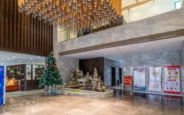 Golden Quaker Hotel (Zhumadian West High-speed Railway Station)