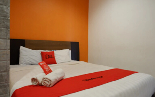 RedDoorz Plus near Ciputra Mall Simpang Lima 2