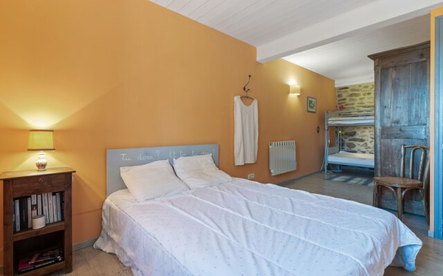 Charming Holiday Home in Saint-beauzire Near Forest