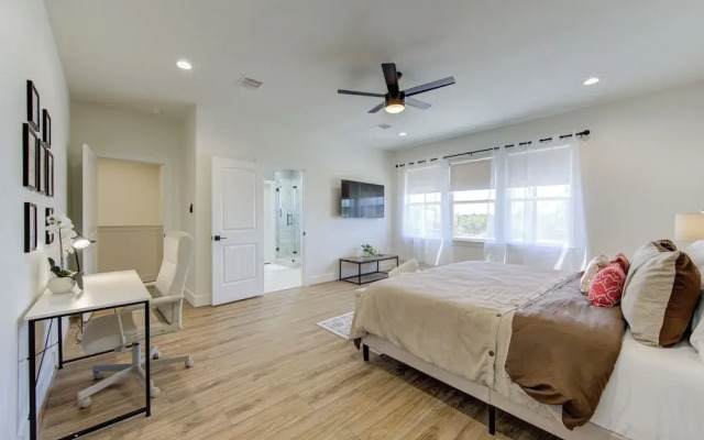 Modern Cozy Home with King Bed