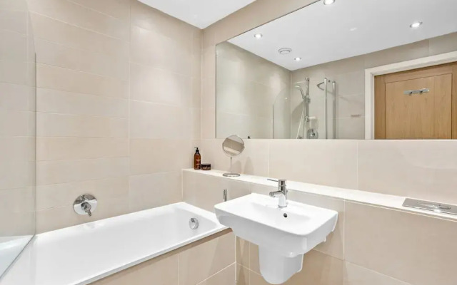 B6 Masts in Torquay With 3 Bedrooms and 2 Bathrooms