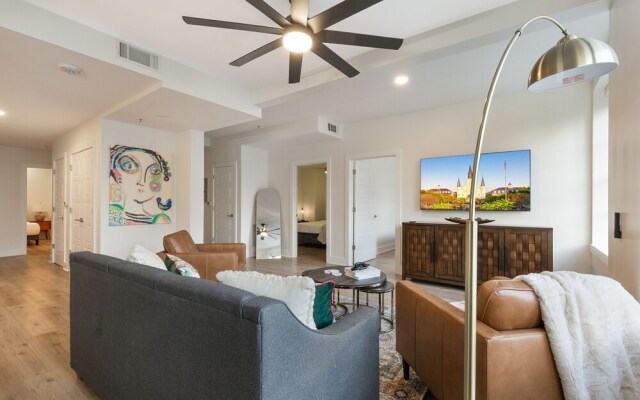 Spacious 4-Bed Condo steps from French Quarter