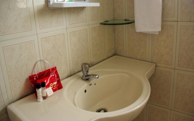 OYO 1065 Hotel HMR Royal Inn